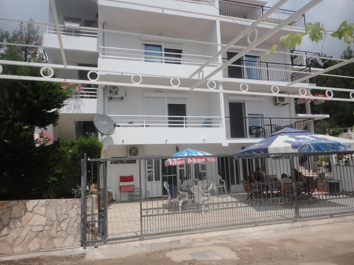 Brankas Apartments Bar Buitenkant foto