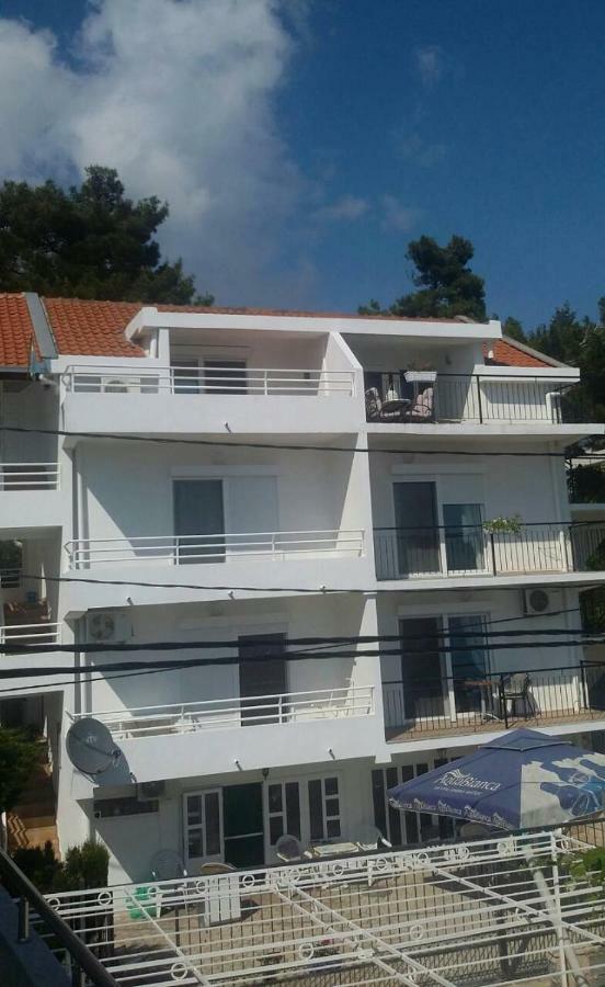 Brankas Apartments Bar Buitenkant foto